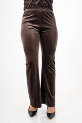 modella indossando Pantalone a zampa in velluto liscio elasticizzato colore