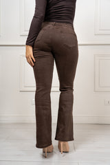 modella indossando Jeans Ravelle flare push-up Marrone colore