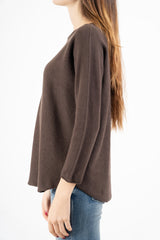 modella indossando Maglia over collo a barchetta con orlo stondato in viscosa colore