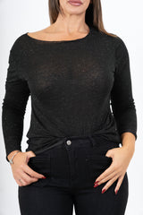 modella indossando Maglia over con scollo ampio in viscosa e cashmere con filo laminato colore Nero Unica