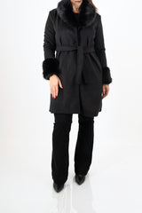 modella indossando Cappotto in panno rigato nero con collo in pelliccia colore