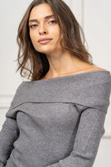 modella indossando Maglia Liora scollo Bardot colore Grigio Unica