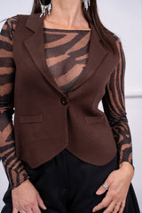 modella indossando Gilet Solenne in maglia con collo blazer colore