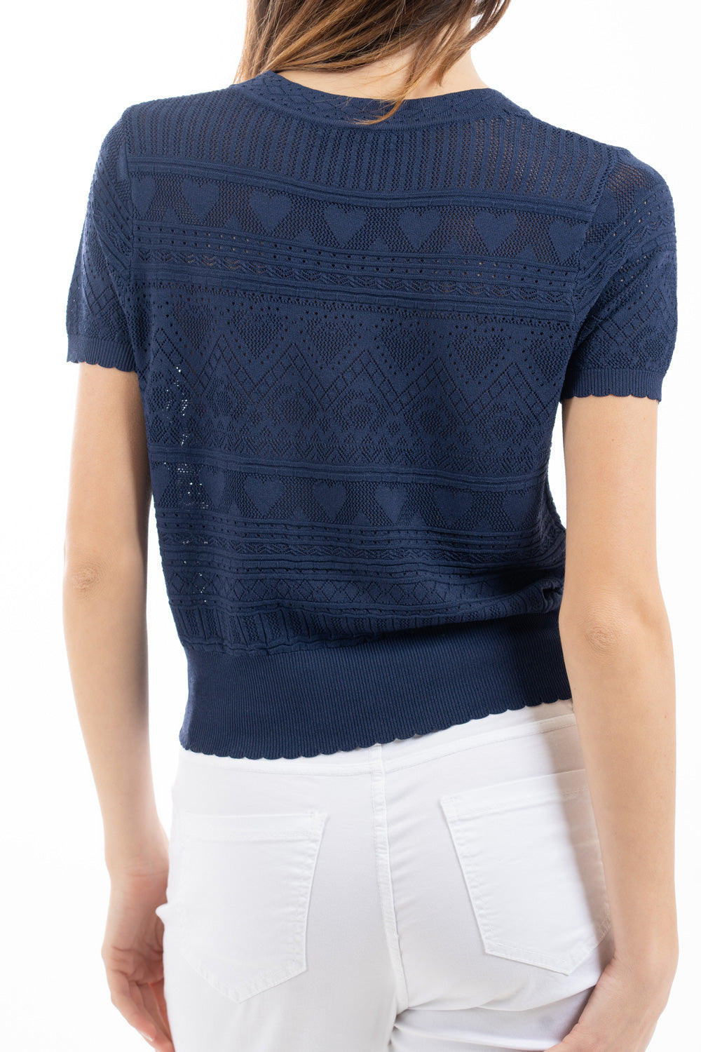 modella indossando Maglia traforata a cuori in filato leggero mezza manica colore
