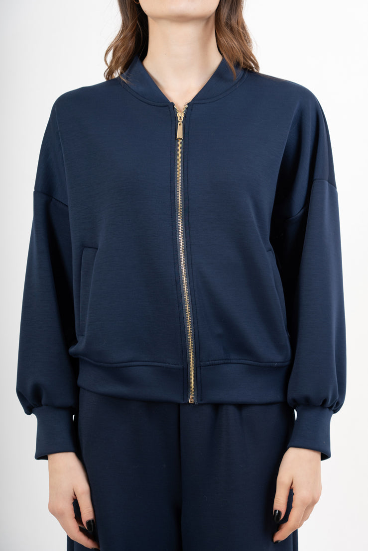 modella indossando Giacca in felpa misto viscosa con zip e manica ampia colore Blu Unica