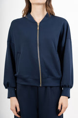 modella indossando Giacca in felpa misto viscosa con zip e manica ampia colore Blu Unica