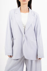 modella indossando Giacca over gessata con rever – taglia unica colore Celeste Unica