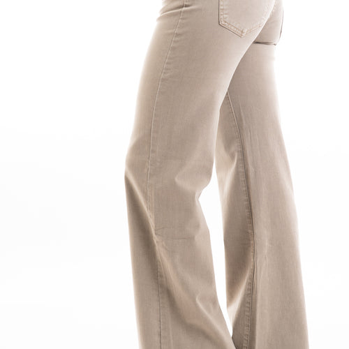 modella indossando Jeans palazzo vita bassa in denim Beige elasticizzato colore Beige