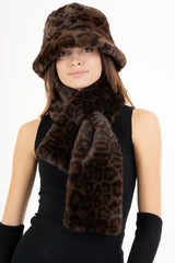 modella indossando Sciarpa FurMood Maculata effetto pelliccia colore
