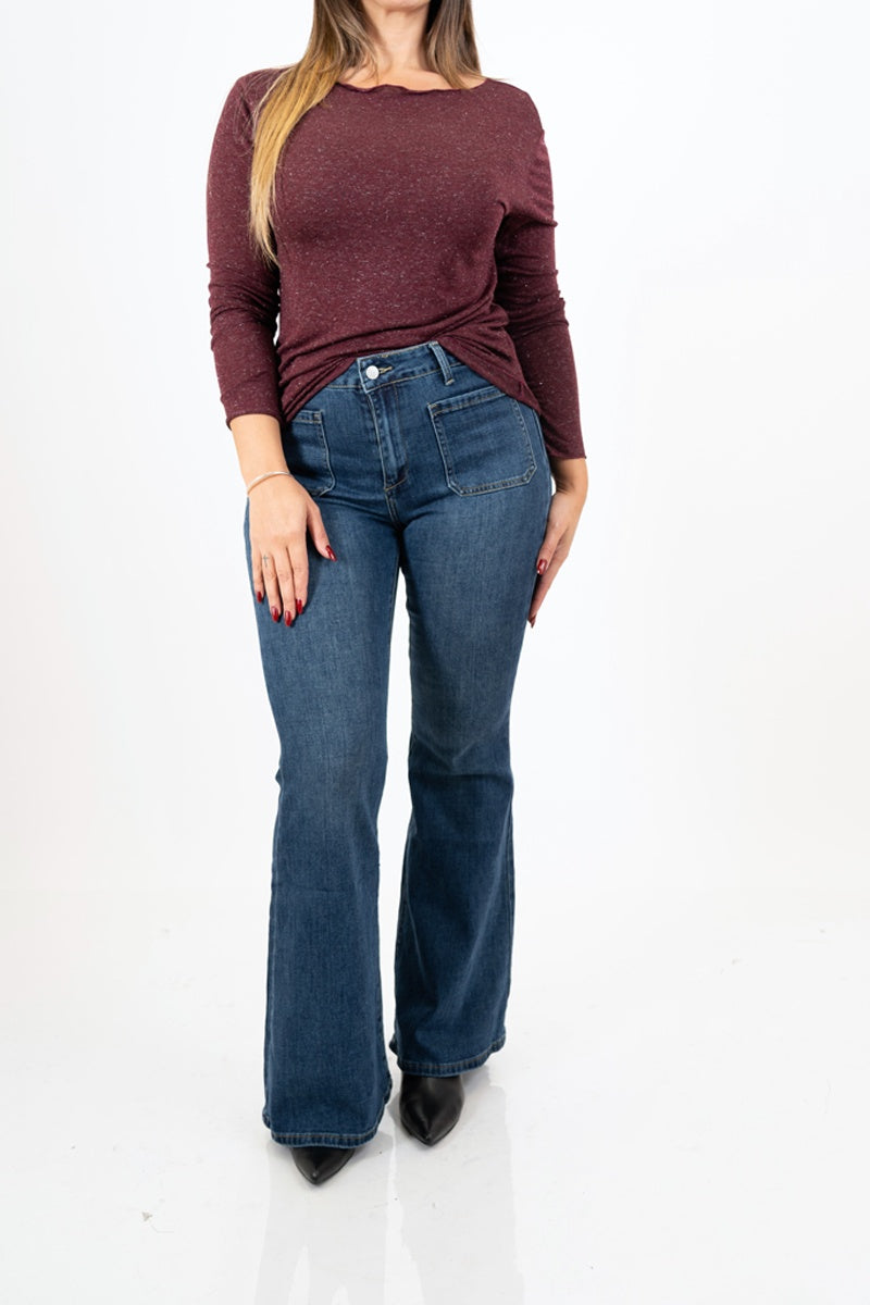 modella indossando Jeans svasato con tasche a toppa frontali in denim elasticizzato colore