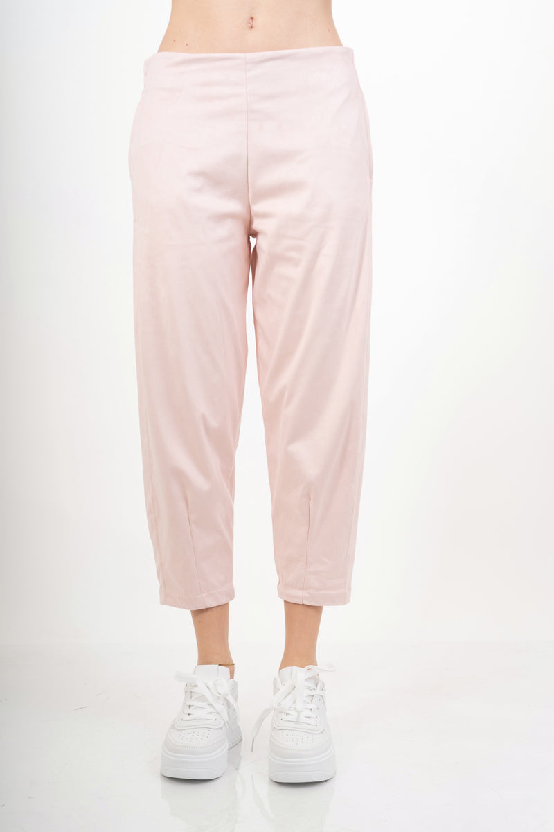 modella indossando Pantalone cropped in tessuto effetto dainetto elasticizzato colore