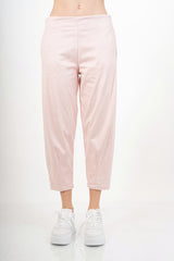 modella indossando Pantalone cropped in tessuto effetto dainetto elasticizzato colore