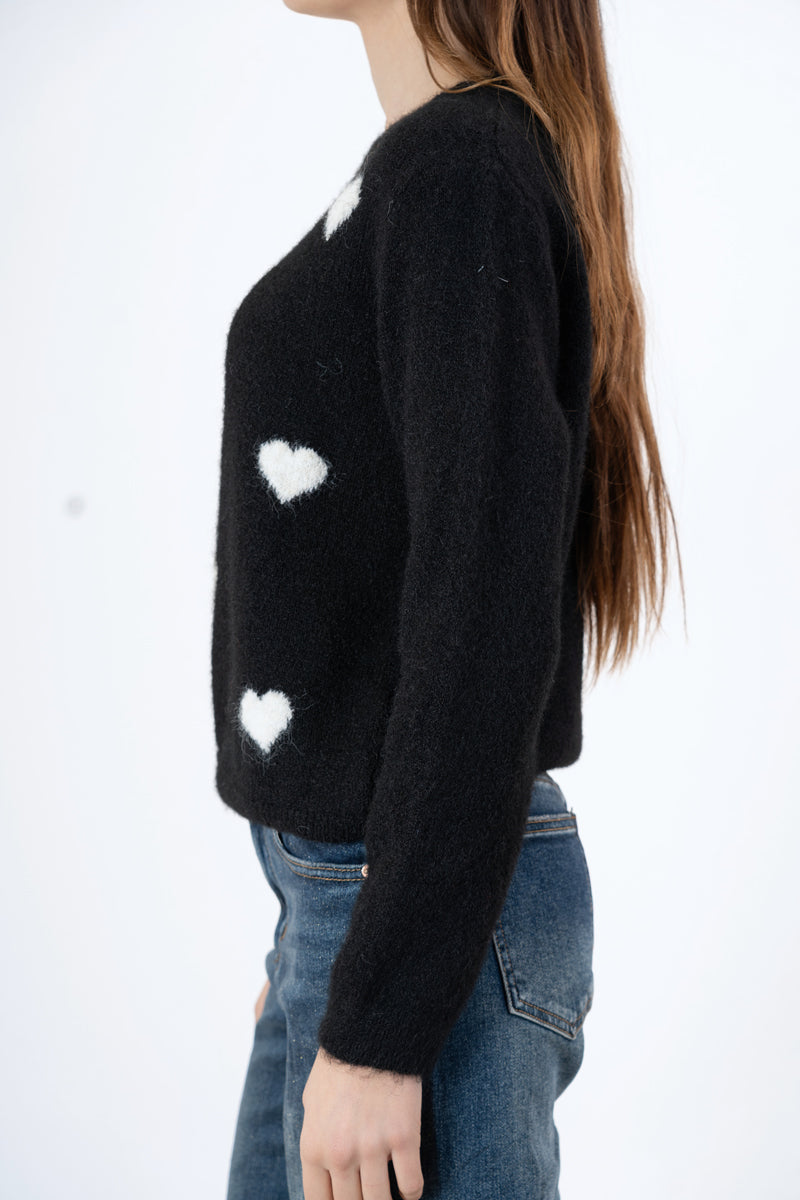 modella indossando Maglia morbida con cuori jacquard in filato mohair colore