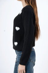 modella indossando Maglia morbida con cuori jacquard in filato mohair colore