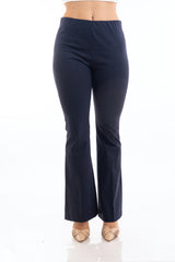 modella indossando Pantalone a zampa elasticizzato vita alta in tessuto micro gessato Blu colore