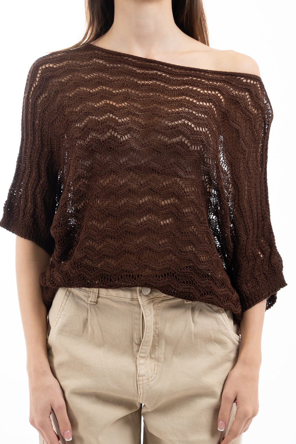 modella indossando Maglia traforata pipistrello a manica al gomito Made in Italy colore Marrone Unica