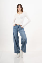 modella indossando Maglia corta serafino in cotone elasticizzato colore