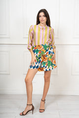 modella indossando Camicia Collo Coreana in Tencel a Righe Multicolor colore
