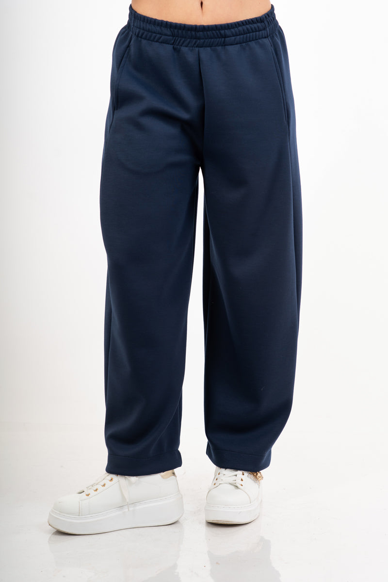 modella indossando Pantalone in misto viscosa con elastico in vita colore