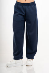 modella indossando Pantalone in misto viscosa con elastico in vita colore