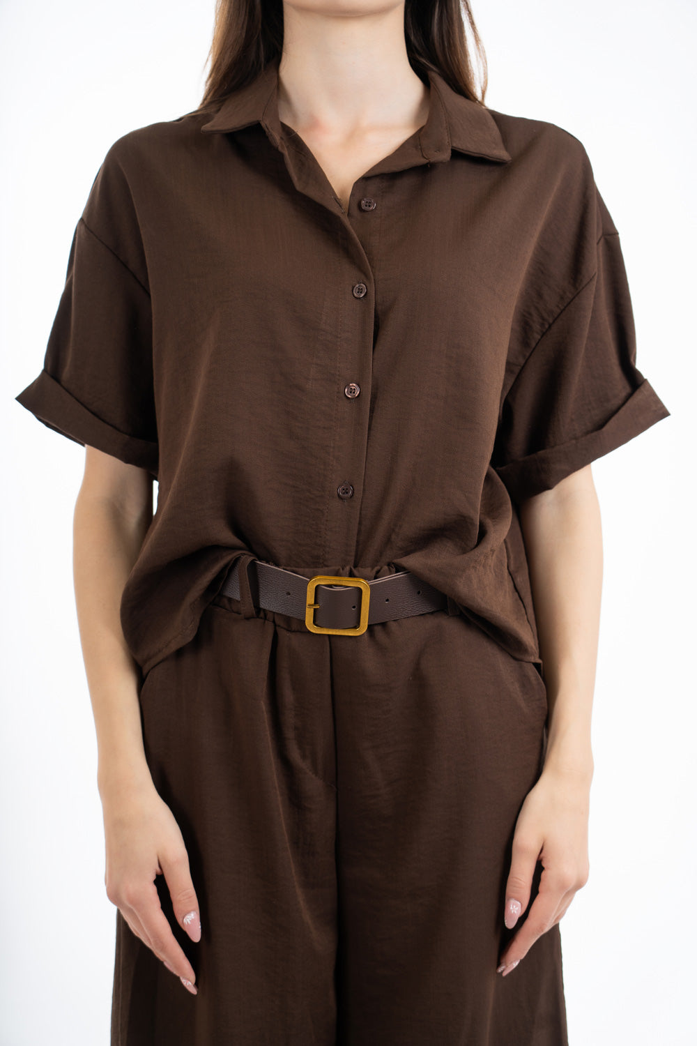 modella indossando Camicia over in viscosa effetto naturale con fondo asimmetrico colore Marrone Unica