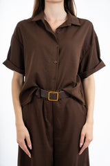 modella indossando Camicia over in viscosa effetto naturale con fondo asimmetrico colore Marrone Unica