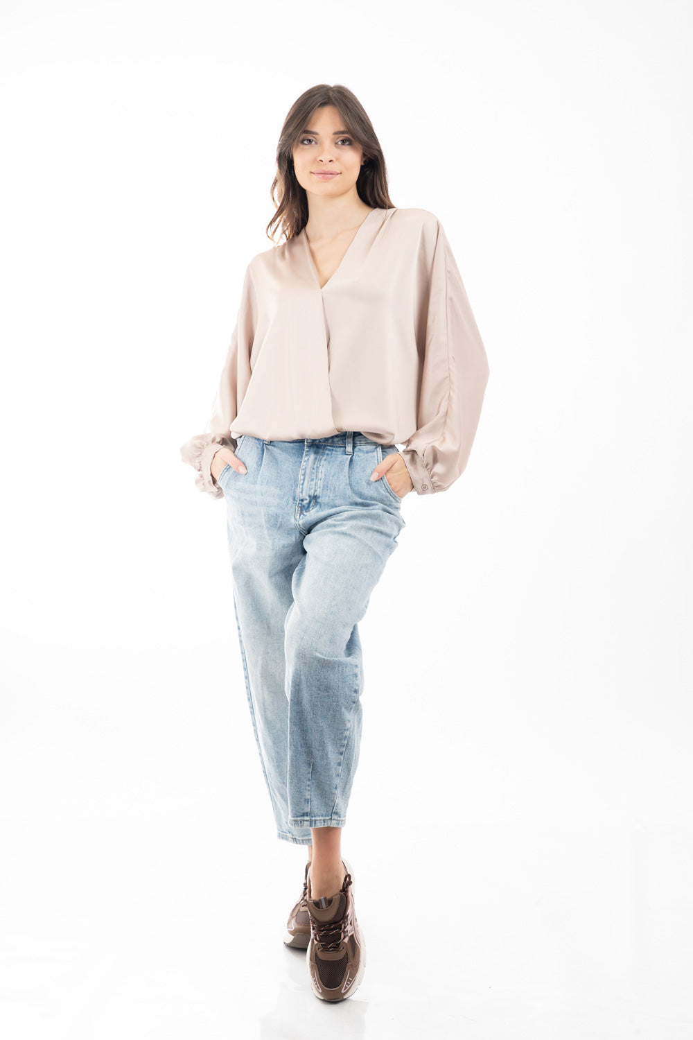modella indossando Blusa in raso fluido con scollatura incrociata e maniche a palloncino colore