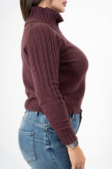 modella indossando Dolcevita CozyCable spalle treccia colore