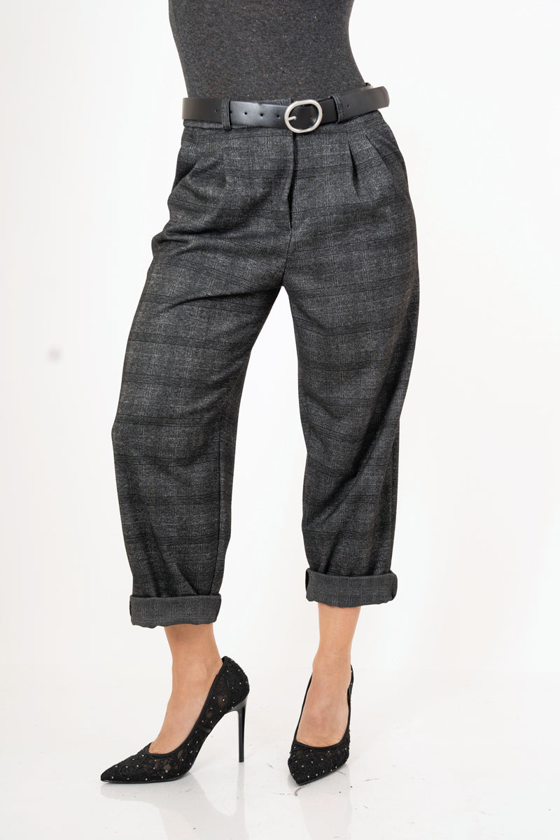 modella indossando Pantaloni a quadri con pinces in viscosa elasticizzata – Made in Italy colore