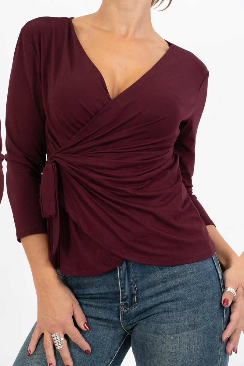 modella indossando Maglia drappeggiata in viscosa con nodo laterale colore