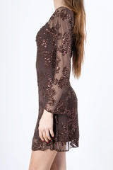 modella indossando Abito corto in microrete elasticizzata con ricamo di paillettes colore