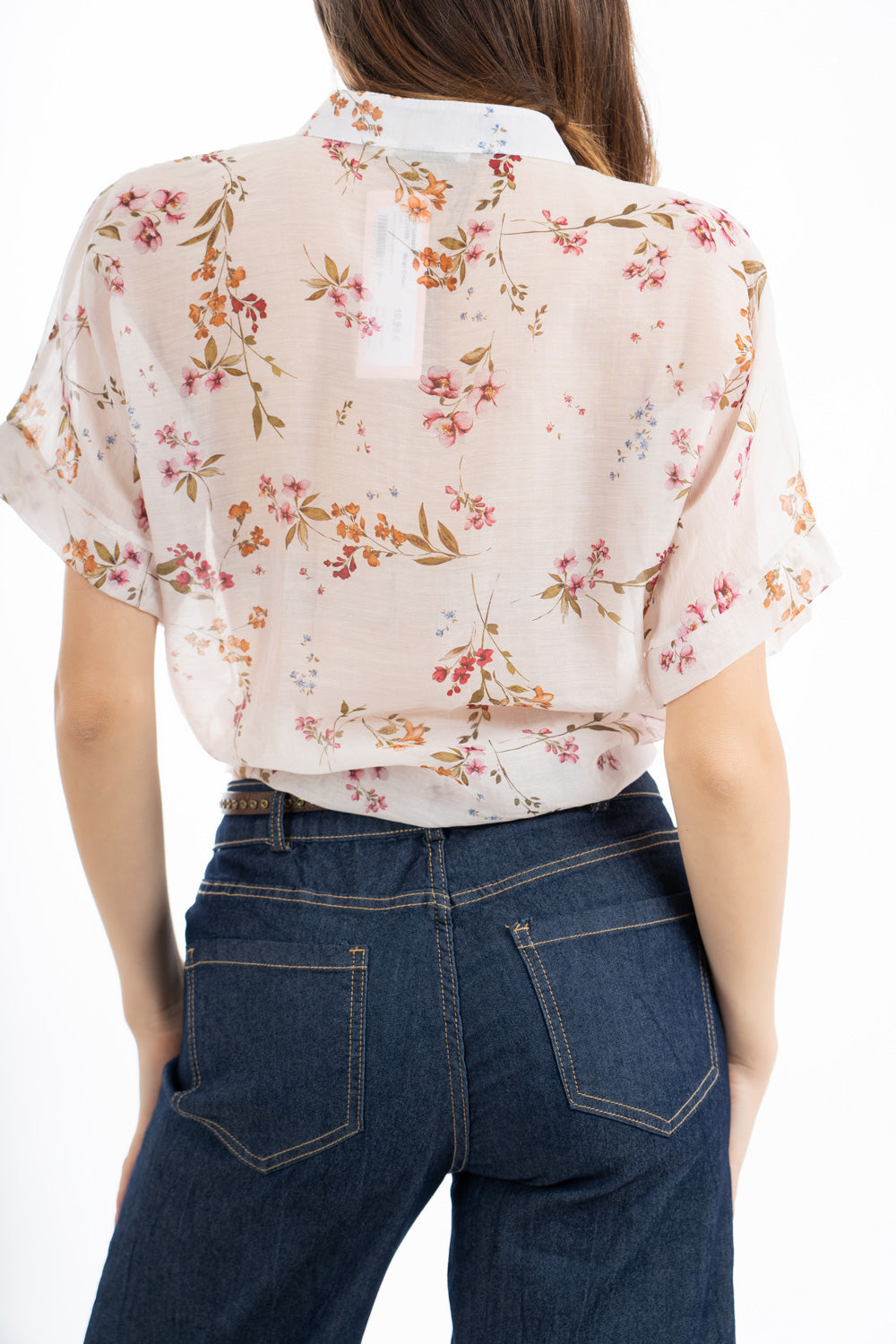 modella indossando Camicia in tencel leggera con colletto coreano e manica corta morbida fantasia floreale colore
