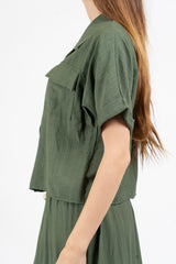 Camicia corta con tasche in viscosa EasyWave con manica a pipistrello e bottoni effetto legno