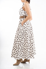 modella indossando Abito lungo in cotone a pois con spalline larghe e vita elasticizzata colore