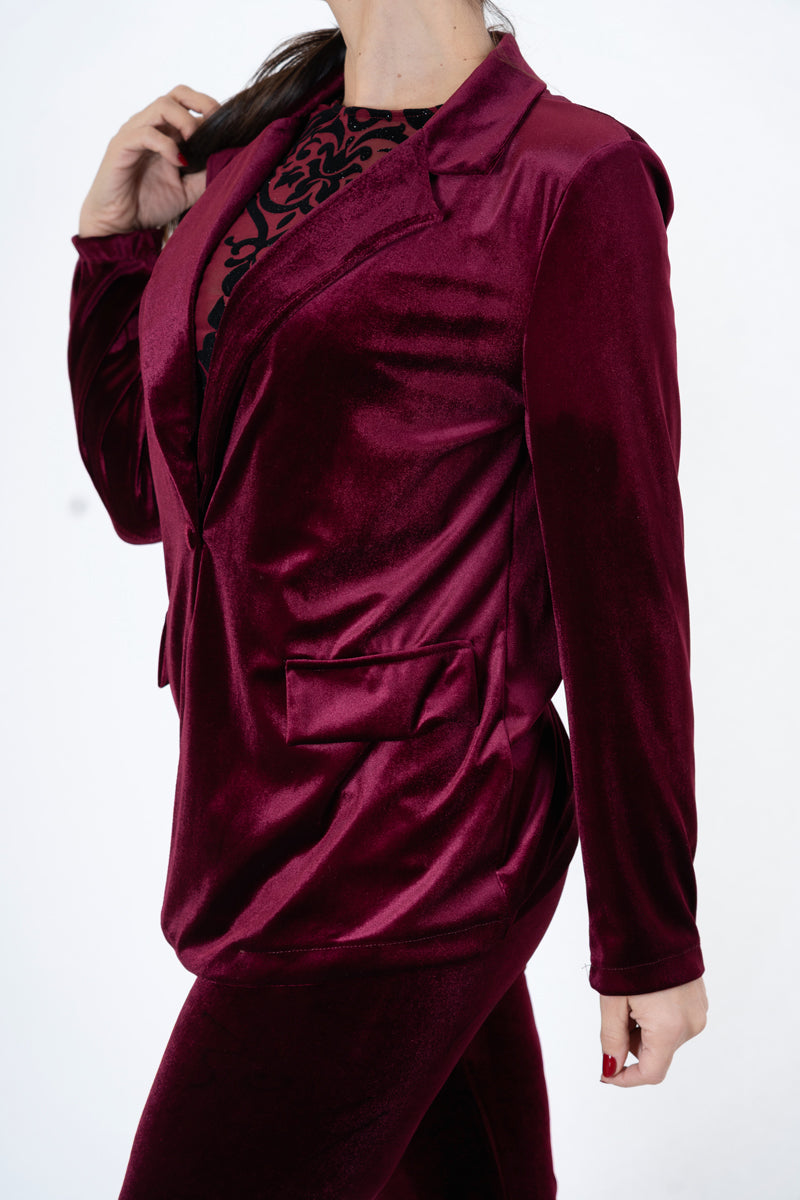 modella indossando Giacca in velluto liscio elasticizzato con bottone rivestito colore