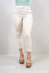 Pantalone Slim in Tessuto Tecnico Elasticizzato Beige.