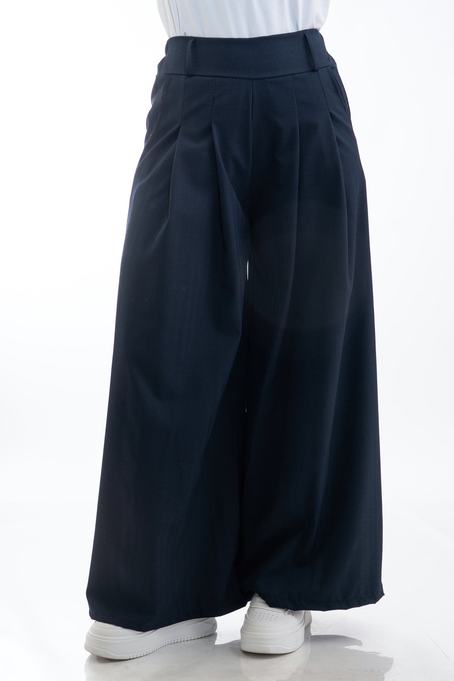 modella indossando Pantagonna ampia in tessuto spinato tono su tono con baschina alta e fascia elastica colore Blu Unica