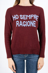 modella indossando Maglione girocollo con scritta “Ho sempre ragione” in misto lana Made in Italy colore BORDEAUX Unica