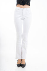 modella indossando Jeans flare a zampa in cotone bianco elasticizzato vita media colore