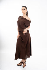 modella indossando Completo donna maglia con scollo morbido e gonna svasata in viscosa colore