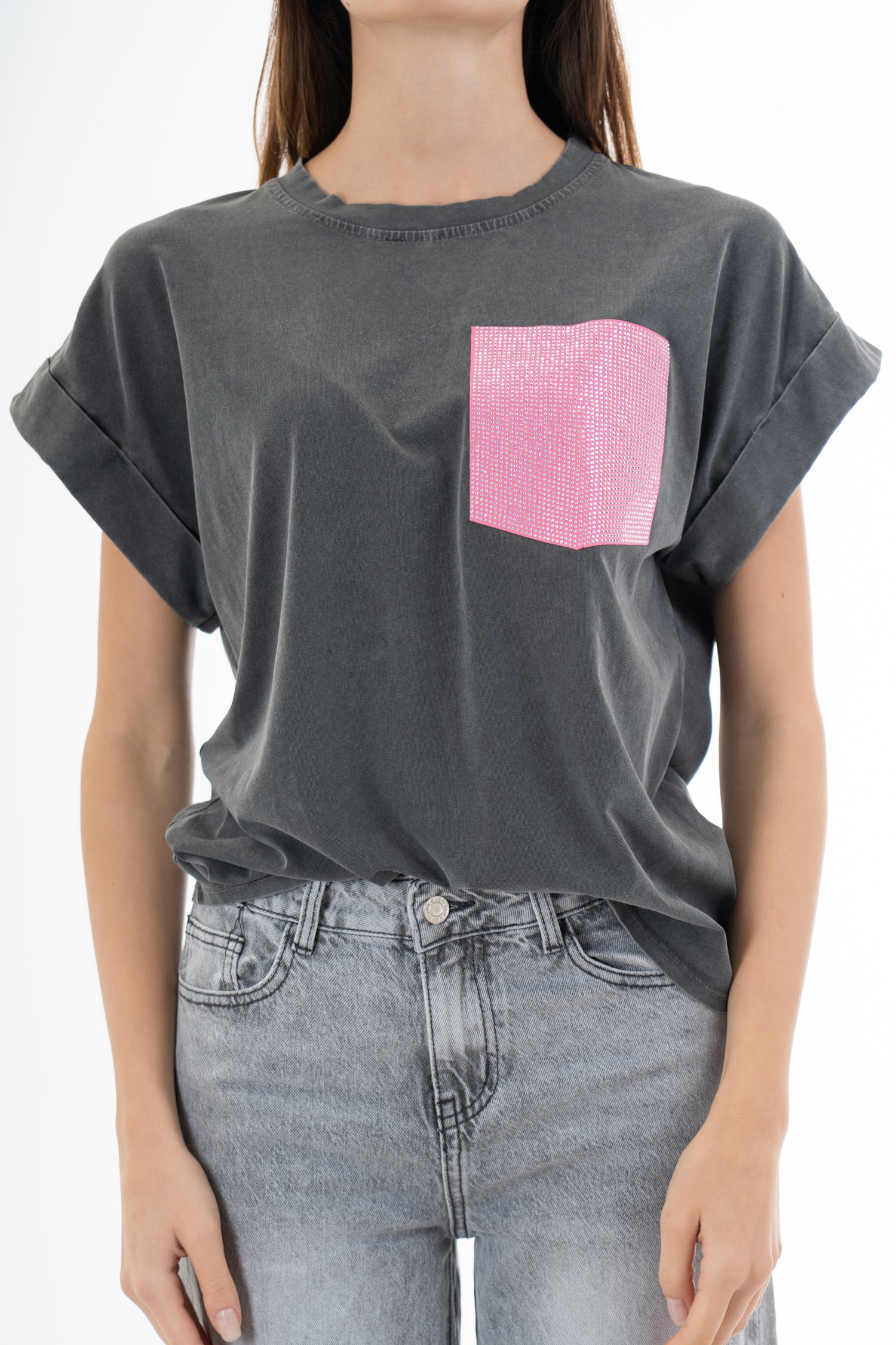 modella indossando T-shirt in cotone elasticizzato con taschino gioiello in strass colore Grigio Dèlavè Unica