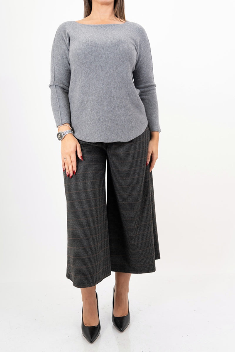 modella indossando Maglia over collo a barchetta con orlo stondato in viscosa colore