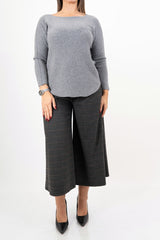 modella indossando Maglia over collo a barchetta con orlo stondato in viscosa colore