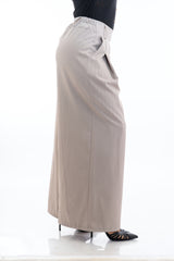 modella indossando Pantagonna ampia in tessuto spinato tono su tono con baschina alta e fascia elastica colore