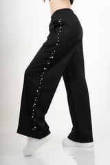 modella indossando Completo tuta con applicazioni gioiello e pantalone palazzo colore