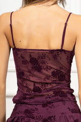 modella indossando Top Floris con coppe colore