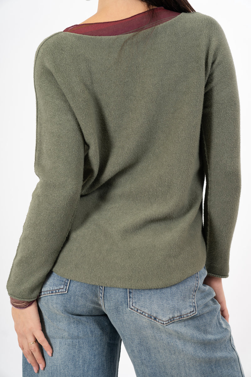 modella indossando Maglia over collo a barchetta con orlo stondato in viscosa colore