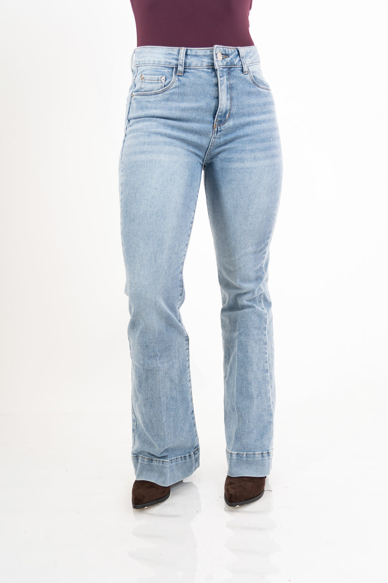 modella indossando Jeans flare in denim elasticizzato – Lavaggio chiaro colore