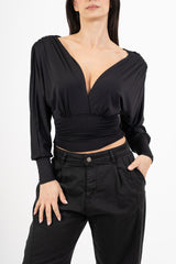 modella indossando Maglia crop drappeggiata con doppio scollo incrociato e spalle strutturate colore Nero Unica