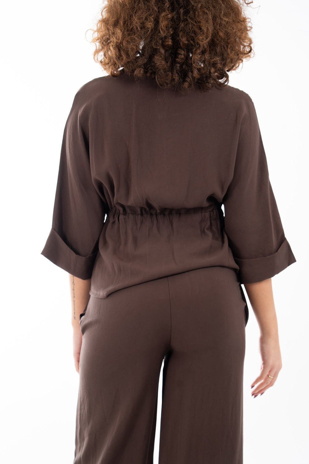modella indossando Casacca con coulisse in vita e manica kimono in tela fluida misto viscosa colore
